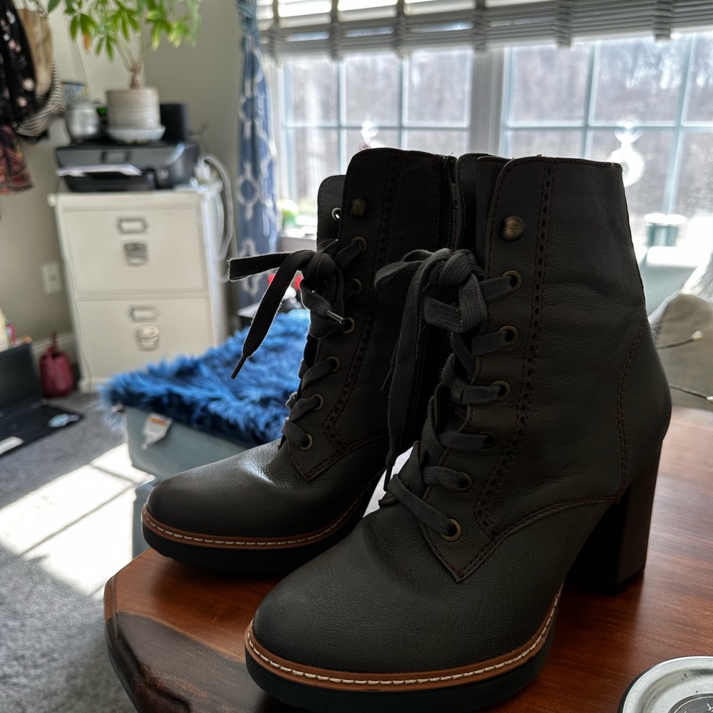 Naturalizer boots - worn a few times - olive green - lace up - size 7 Womens